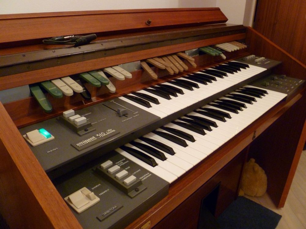 The upper manual and control panel of an Eminent 310 Unique organ
