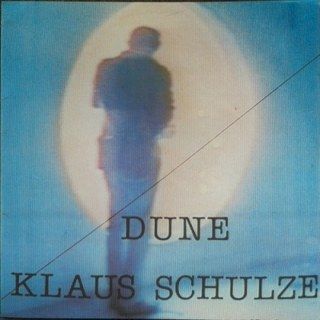 Dune 1979년 Brain 초판 표지. 푸른 텔레비전 화면 속 인물의 흐릿한 실루엣이 서 있고, 화면을 대각선으로 가로지르는 가는 실 한 가닥이 보인다
