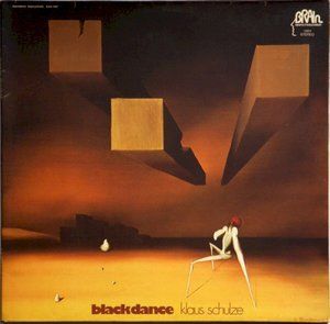 Blackdance 앨범 표지. 우르스 아만이 그린 그림으로, 붉은 하늘에 떠 있는 상자들 아래 가느다란 사람 형체가 앉아 있다