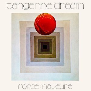 Force Majeure 앨범 표지. 안으로 좁아지는 사각형 여러 겹 위에 붉은 구 하나가 떠 있다